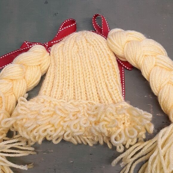 Adorable yarn hat for a baby or doll. - Picture 3 of 6